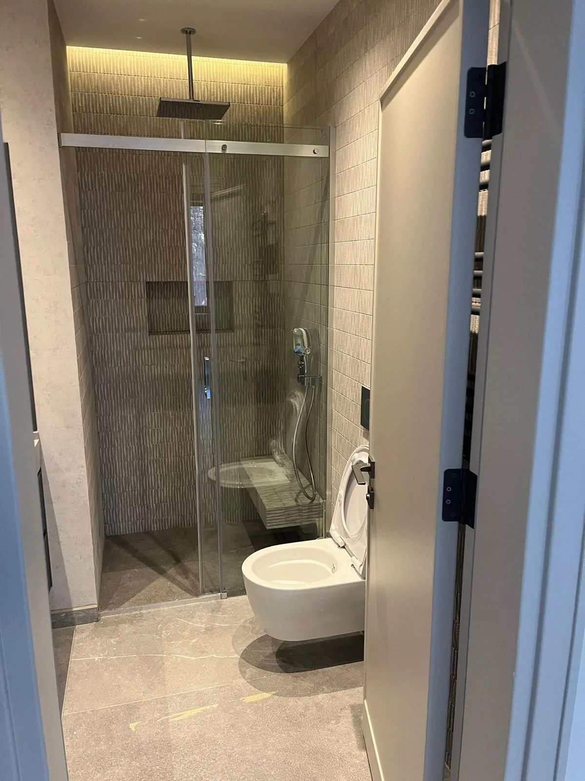 BoardeX uygulaması sonrası tamamlanmış banyo: duş kabini ve asma klozet yerinde.