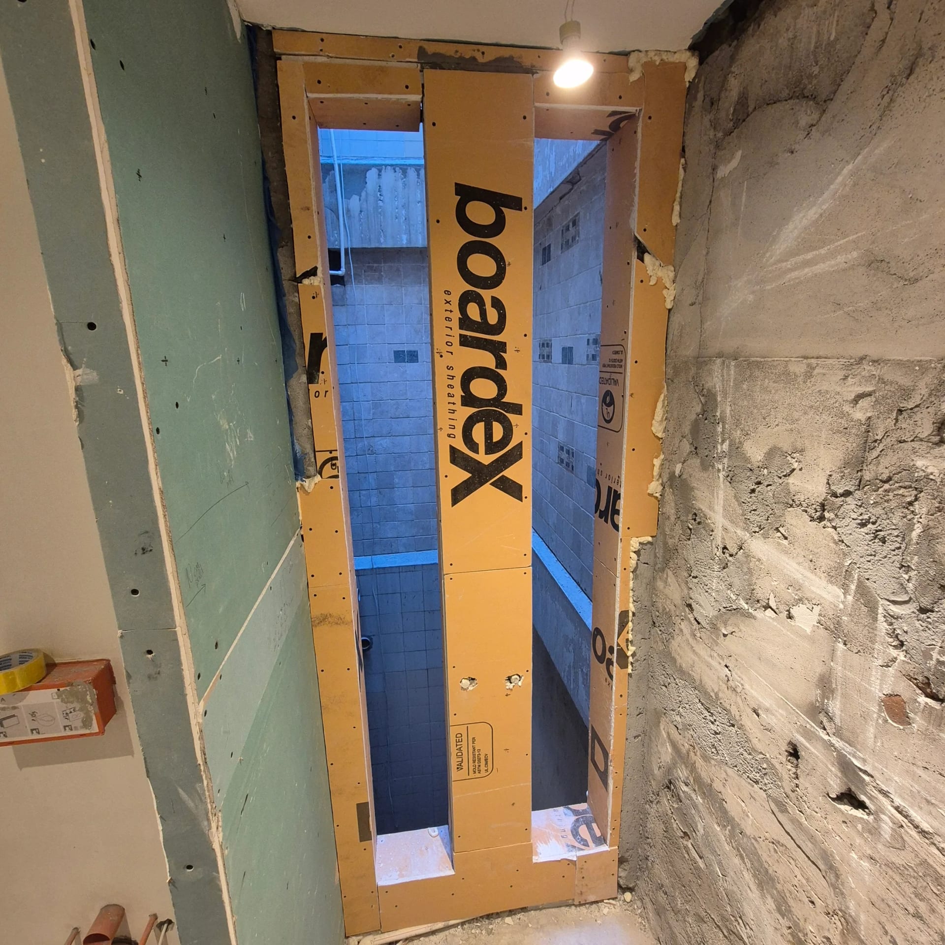 Çelik karkas ve BoardeX® levha ile banyo oturağı yapımı.
